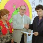 Emérita García y Luis Fernández entregan el diploma a José Luis Vázquez