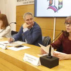 Marta Rendos Rubio, psicóloga de Arba, Joaquín S. Torné, director de Diario de León y Ángeles Martínez Maniega, vocal de Arba. RAMIRO