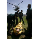 El helicóptero intenta aterrizar durante el simulacro de rescate