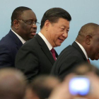 El presidente de China, Xi Jinping, entre los presidente de Sudáfrica, Cyril Ramaphosa, y del Senegal, Macky Sall, durante la cumbre China-África celebrada en Pekín el pasado 4 de septiembre.