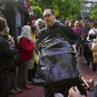 Un hombre entra con un paquete en una escuela. ENRIC FONTCUBERTA