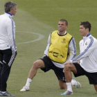 Pepe y Cristiano Ronaldo, arrodillados ante Mourinho, parecen pedirle su bendición para hoy.