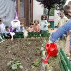 Los niños y las niñas del Centro Infantil «Dama de Arintero» cultivan su propio huerto.