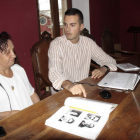Carmina Rabanal cuenta a Hector González la historia de su padre, maestro y represaliado. CAMPOS