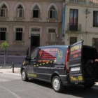 José Luis Pardo, cargando mochilas en su furgoneta, ayer en Astorga.