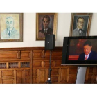 Martínez Barazón en una pantalla instalada en la galería del Palacio de los Guzmanes el día de su toma de posesión