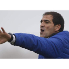 El entrenador del Atlético Astorga, Paulino Martínez, todavía cree en las posibilidades del equipo maragato para salvar la categoría. JESÚS F. SALVADORES