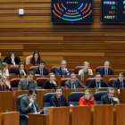 Imagen de una de las votaciones ayer en el Pleno de las Cortes. NACHO GALLEGO