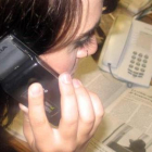 Una consumidora realiza una consulta telefónica a la Omic.