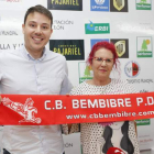 José González, ‘Popi’, junto a la presidenta del CB Bembibre, en la presentación del técnico. L. DE LA MATA