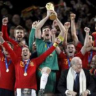 La selección española de fútbol posa con la Copa del Mundo, tras imponerse en la final de Sudáfrica