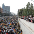 Miles de personas que participan en las "Marchas por la libertad" entran en Barcelona por la Gran Vía hoy viernes, el día en el que Cataluña vive su cuarta huelga general en menos de dos años vinculada al proceso independentista, una convocatoria con la que culmina una semana de movilizaciones en protesta por la condena de los líderes del 'procés'. EFE/Andreu Dalmau