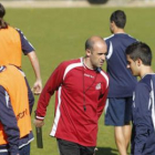 Monteagudo, en el centro, ha transmitido a la plantilla la trascendencia del encuentro de hoy.