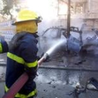 Unos bomberos trabajan en el lugar del atentado suicida cerca de una iglesia cristiana de Bagdad