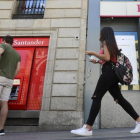 Oficina del Banco Santander junto a una del Popular en Madrid.