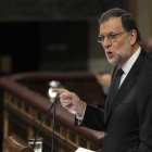 El presidente del Gobierno en funciones, Mariano Rajoy, responde a la intervención del portavoz del PSOE, Antonio Hernando, durante la segunda jornada del debate de su investidura.