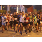 Los 10 Kilómetros Solidarios de Ponferrada congregaron a más de 200 atletas en la salida. L. DE LA MATA