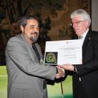 Carlos Aganzo recibe el premio de manos del rector.