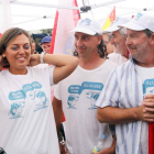 Milagros Marcos, con Palacín y Dujo, viste la camiseta de la Marcha Blanca