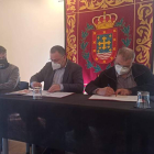 Mario Rivas, Eduardo Morán y Benedicto González, ayer en el edificio Sierra Pambley. ARAUJO