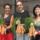 Los miembros de la compañía PocaCosa Teatre vendieron zanahorias por entradas.