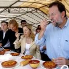 Mariano Rajoy comparte unos callos con Ana Pastor y el futbolista Valery Karpin en Pontevedra