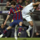 Messi pelea un balón con el defensa portugués Pepe durante el último clásico disputado.
