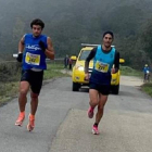Kevin Viñuela y Álex Mártinez en plena subida. FLAVIA MARTÍNEZ