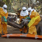 Miembros de la Cruz Roja de Francia transportan el cuerpo de una persona sospechosa de estar contagiada con el virus del ébola en Guinea, en enero del 2015.