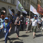 Peregrinos participan en un acto organizado dentro de los preparativos de la Jornada Mundial de la Juventud, en Cracovia, este lunes.