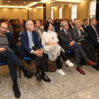 Terrón, en el centro, junto a miembros de su nuevo equipo y representantes institucionales. L. DE LA MATA