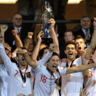 Los jugadores españoles, exultantes de alegría, con su copa de reyes de Europa.