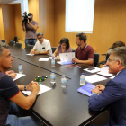 El gerente regional de Sacyl se reunió ayer con el comité de huelga de Simecal en Valladolid. R. CACHO