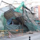 Parte de la segunda planta de la fachada se desmoronó hacia la calle Gómez Núñez y derribó el andamio sobre el asfalto. L. DE LA MATA