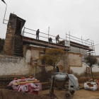 Vistas del exteriorr de la iglesia de Cañizal, esta semana, durante los trabajos de reparación urgente. JESÚS F. SALVADORES