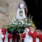 La imagen de La Verónica salía ayer de la iglesia del monasterio por primera vez en procesión