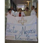 Los trabajadores invadieron la Gerencia con una sábana-pancarta