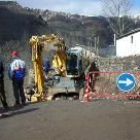 Operarios de la diputación ya trabajan en la restitución de la plataforma de la carretera de Sosas