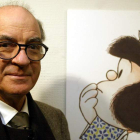 Quino junto a su mundialmente famoso personaje, la niña impertinente que pone el mundo ante el espejo