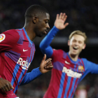 Ousmane Dembélé y Frenkie de Jong celebran el segundo gol del equipo blaugrana ante el Athletic Club en el Camp Nou. ALBERTO ESTÉVEZ