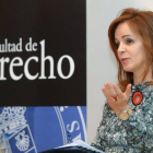 La presidenta de las Cortes, Silvia Clemente, durante la conferencia que pronunció en Burgos.