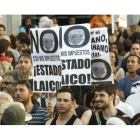 Cientos de manifestantes han participado en la protesta contra el apoyo de instituciones públicas en la visita del papa Benedicto XVI.
