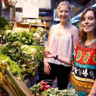 Las vegetarianas Patricia y Teresa, en el mercado.
