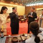 Kim Jong-un y su esposa, Ri Sol-ju, junto a Xi Jinping y la primera dama china, Peng Liyuan. KCNA