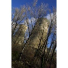 Chimeneas de la central térmica de La Robla, en el pasillo del Bernesga