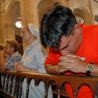Un hombre reza en la ceremonia que tuvo lugar ayer en la catedral de La Habana