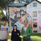 Asier Vera, Silvia Lago y Pedro Muñoz inauguraron el mural en el parque del Temple. L. DE LA MATA