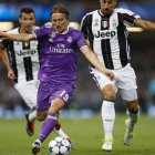 Modric supera a Khedira en un Juventus-Madrid, junio del 2017. /