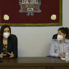 Ana Carlota Amigo y Paula Conde ayer durante la reunión. ACACIO DÍAZ