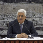 El presidente de la Autoridad Nacional Palestina, Mahmud Abás, mientras anuncia el alto el fuego.